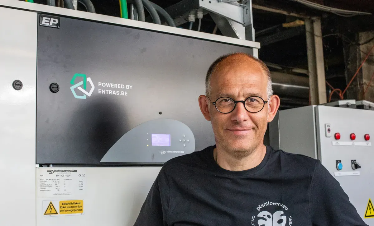 Dirk Mermans in front of the control installation